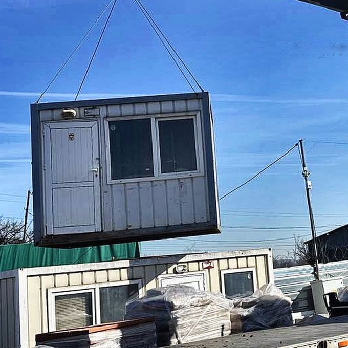 Кран позиционира фургон точно на мястото му